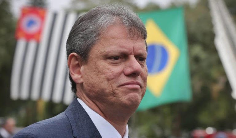 Tarcísio evita Flávio Bolsonaro para não se contaminar
