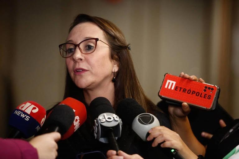 Podemos adia decisão sobre aliança com Flávio Bolsonaro; partido tende à neutralidade