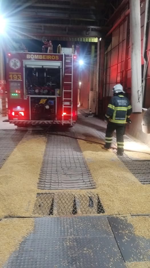 EM LUCAS DO RIO VERDE: Corpo de Bombeiros combate incêndio em unidade de armazenamento de grãos às margens da BR-163