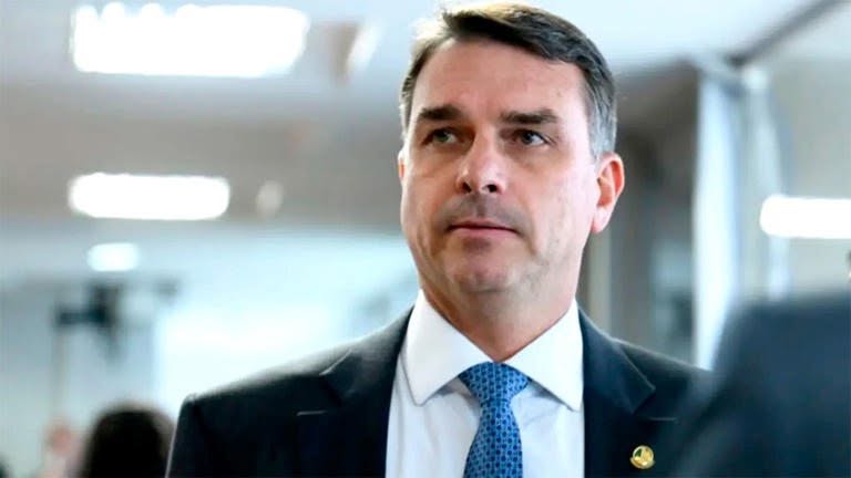 Após criticar as urnas, "01" diz que aceita resultado das eleições