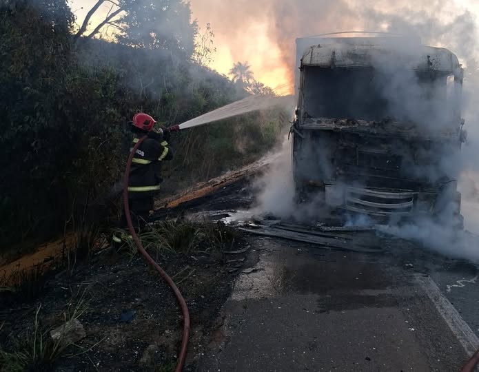 CÁCERES: Corpo de Bombeiros controla incêndio em carreta bitrem na BR-070