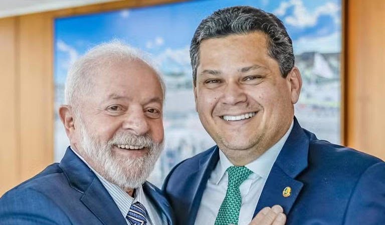 O amor venceu: após reconciliação, Alcolumbre ajuda Lula e afunda Flávio em estados estratégicos