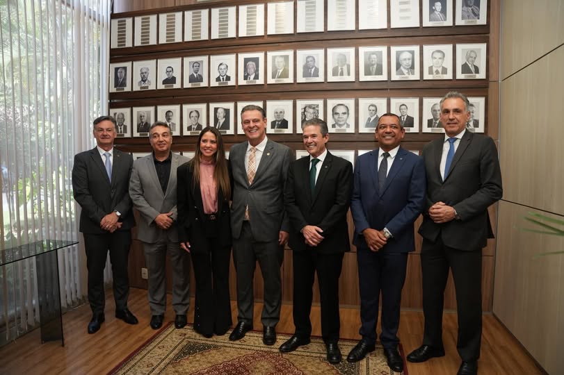 Fávaro é homenageado por ministro e passa a integrar galeria no MAPA