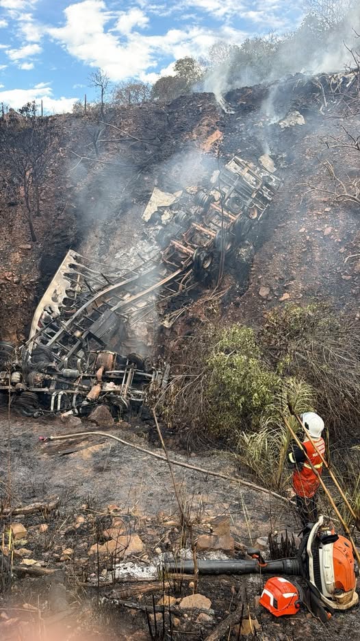 EM CÁCERES: Bombeiros prestam socorro em acidente entre duas carretas na Serra do Mangaval