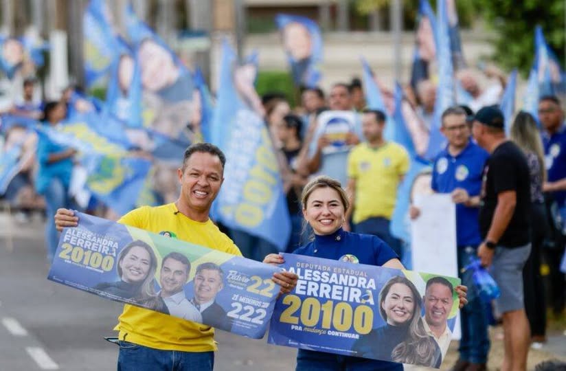 Alessandra Ferreira reúne grande número de apoiadores durante adesivaço