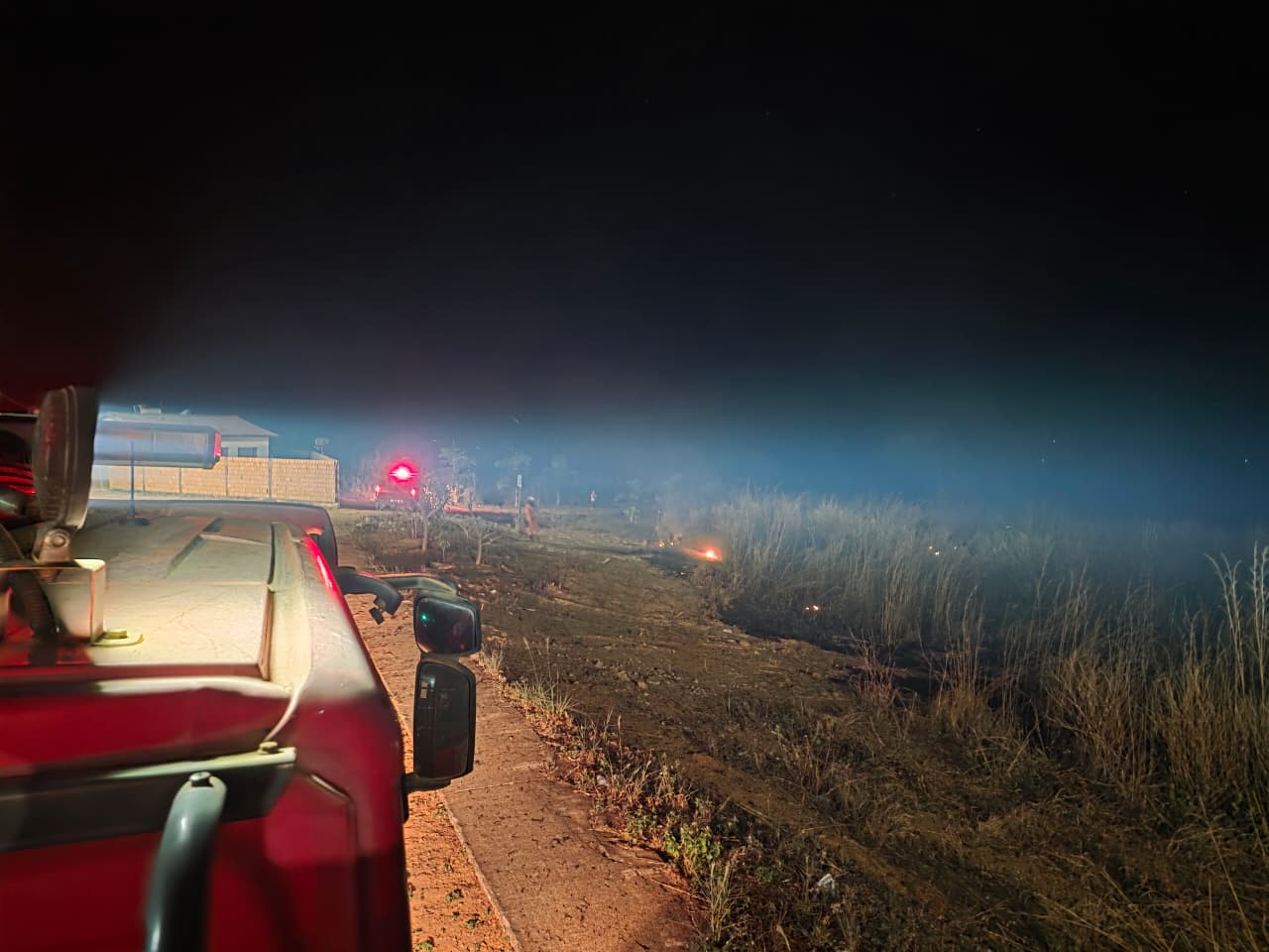 FOGO CONTROLADO: Bombeiros extinguem incêndio em vegetação de Campo Verde