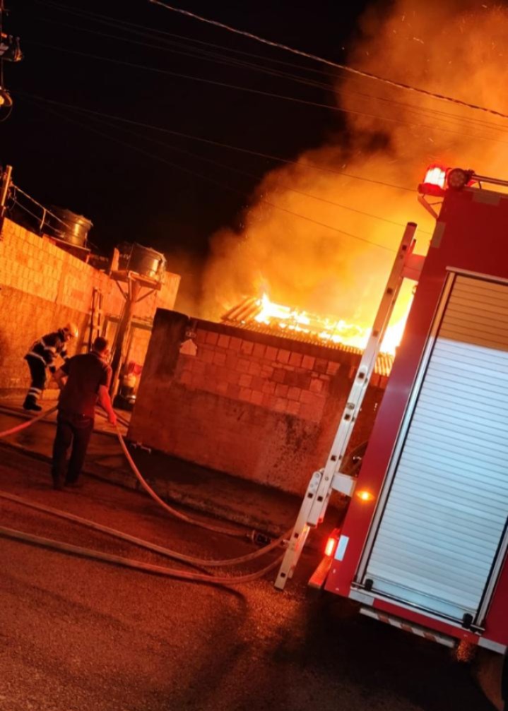 AÇÃO RÁPIDA: Corpo de Bombeiros combate incêndio em residência de madeira em Pontes e Lacerda