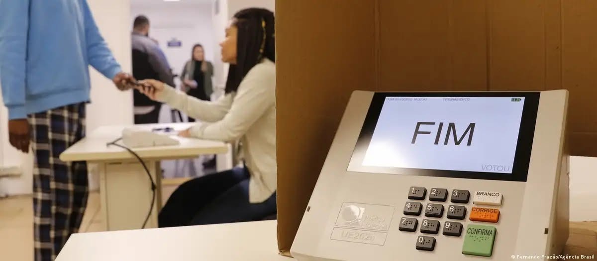 Jovens brasileiros se afastam das urnas, mas não da política