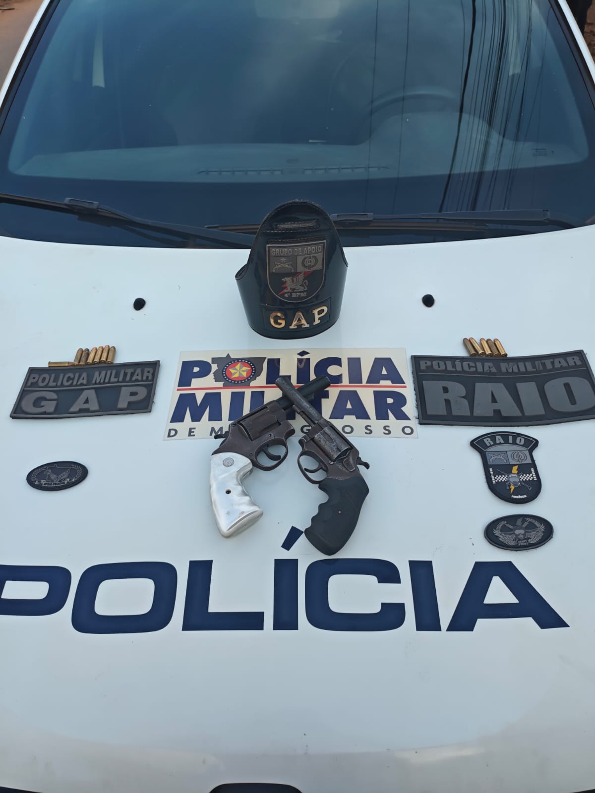 PM prende dois faccionados por tentativa de homicídio e apreende armas de fogo