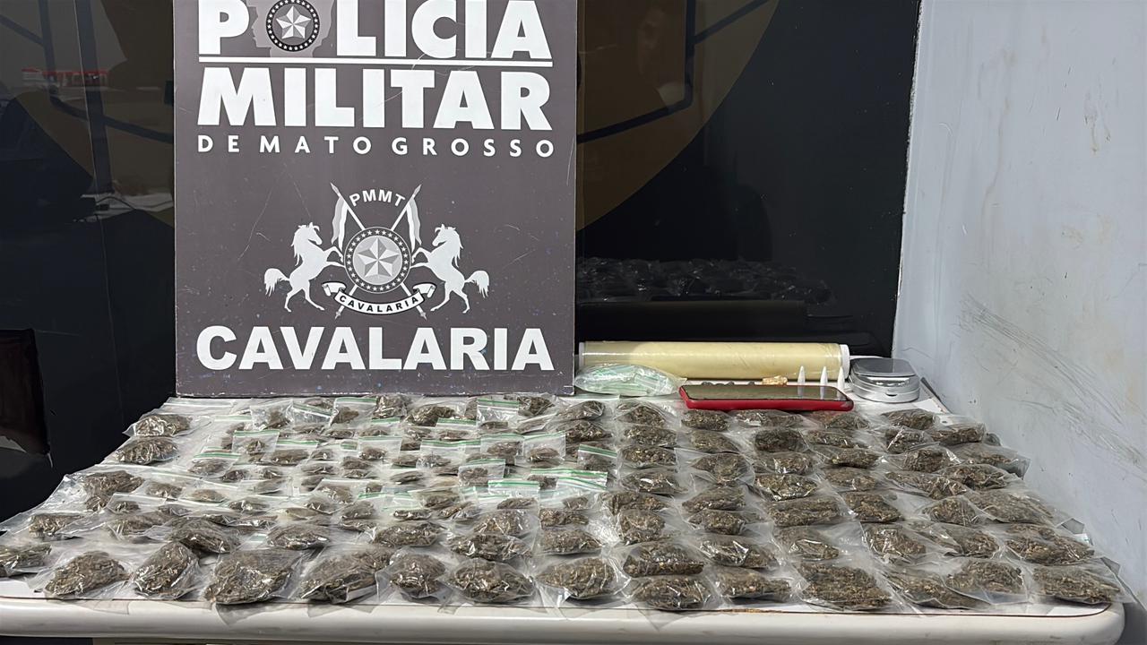 Cavalaria da PM apreende 149 porções de entorpecentes e prende casal faccionado por tráfico