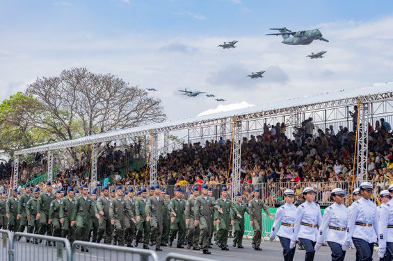 Desfile cívico-militar marca os 204 anos da Independência do Brasil