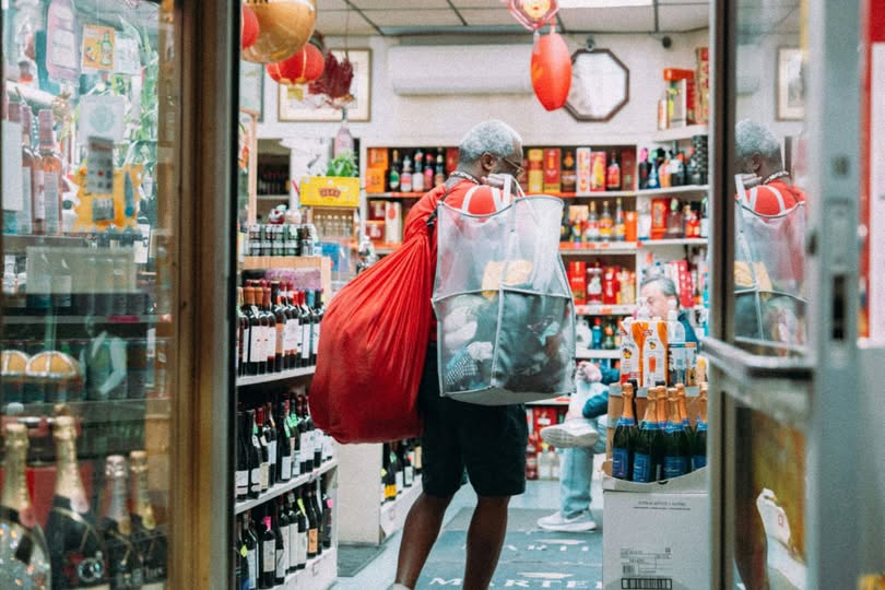 Poder de compra do salário mínimo argentino cai 41% e atinge pior nível desde 2002, segundo pesquisa