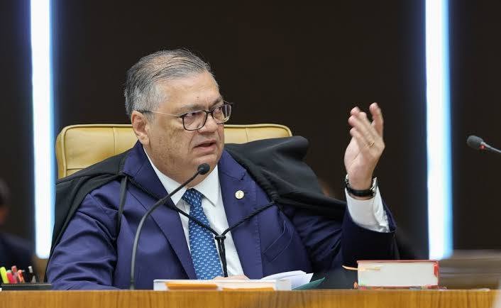 Dino pede vista e STF adia decisão sobre unir casos de Moraes e Mendonça