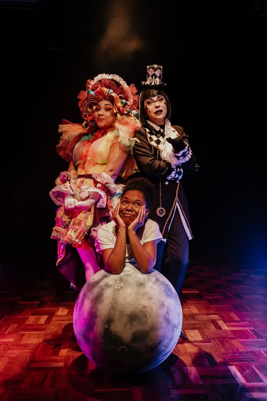 TEATRO GRATUITO: Espetáculo “Memória Alice Realidade Rosa” estreia em Cuiabá e convida o público a refletir sobre saúde emocional
