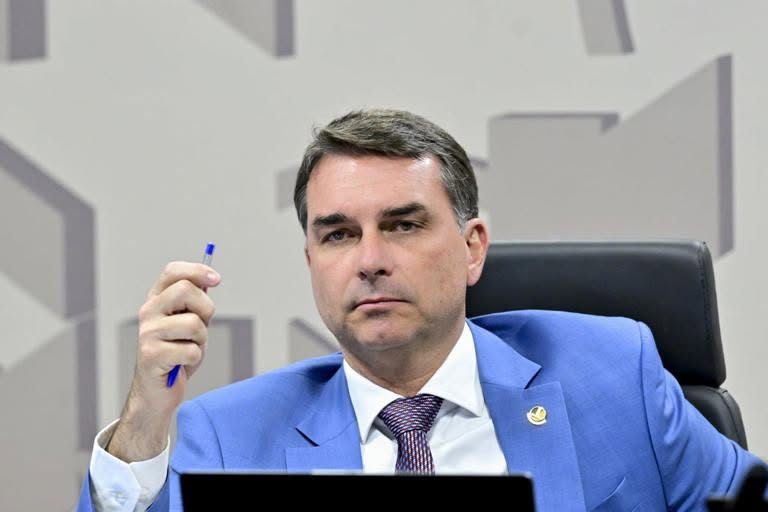 Lindbergh aciona STF para bloquear R$ 72 milhões em bens de Flávio Bolsonaro