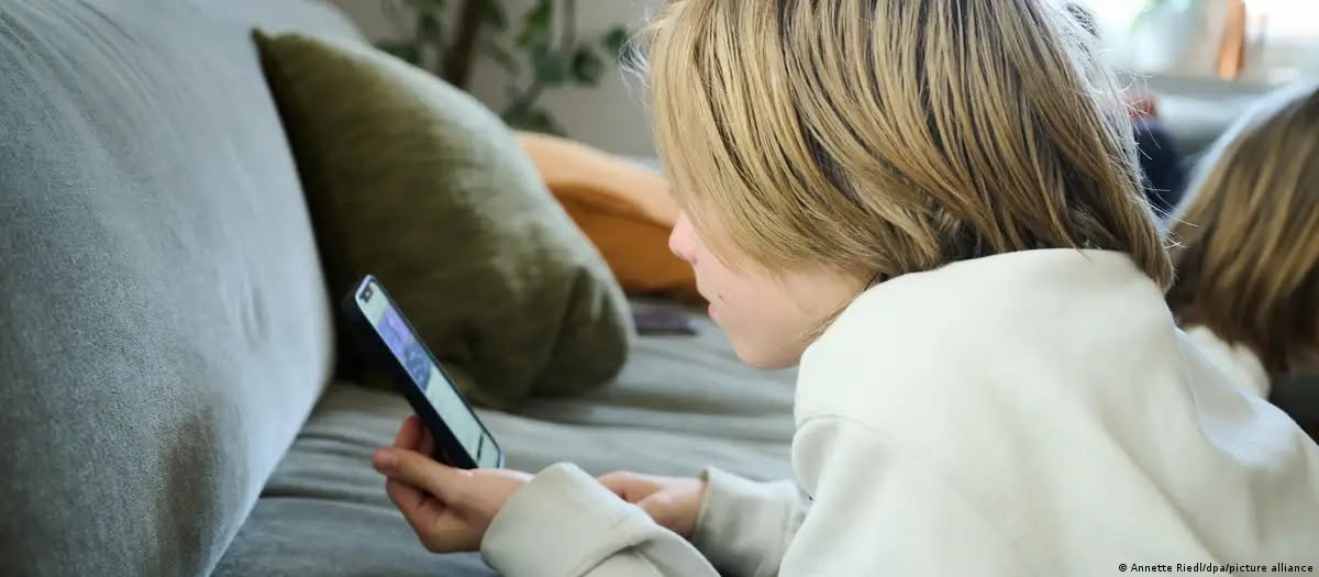 UE quer proibir redes sociais a menores de 13 anos