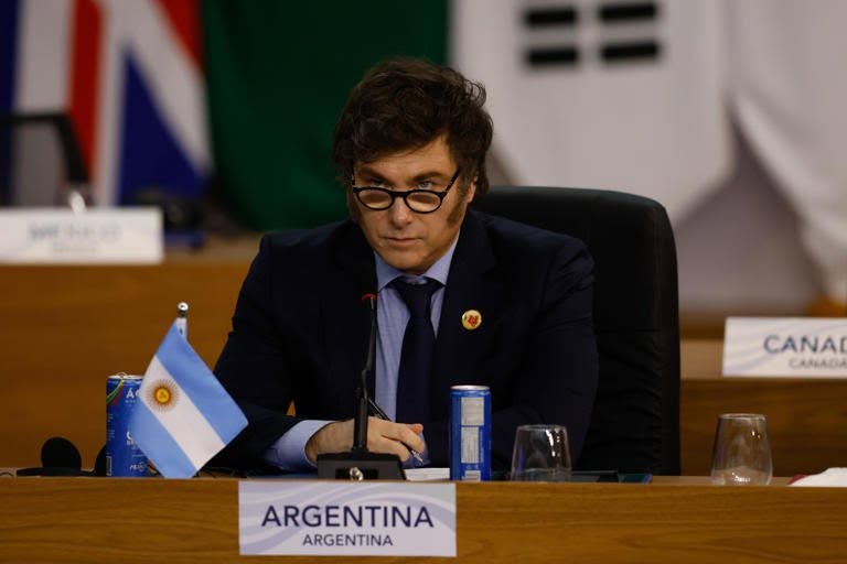 Economia da Argentina trava a um ano da eleição e complica reeleição de Milei em 2027
