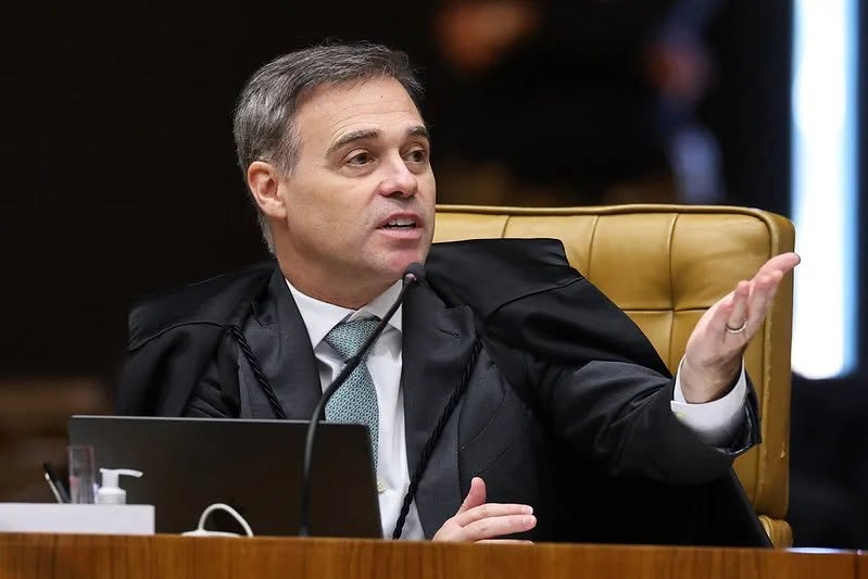 Ministro André Mendonça barra Medeiros e mantém servidora pública na chapa de Fávaro