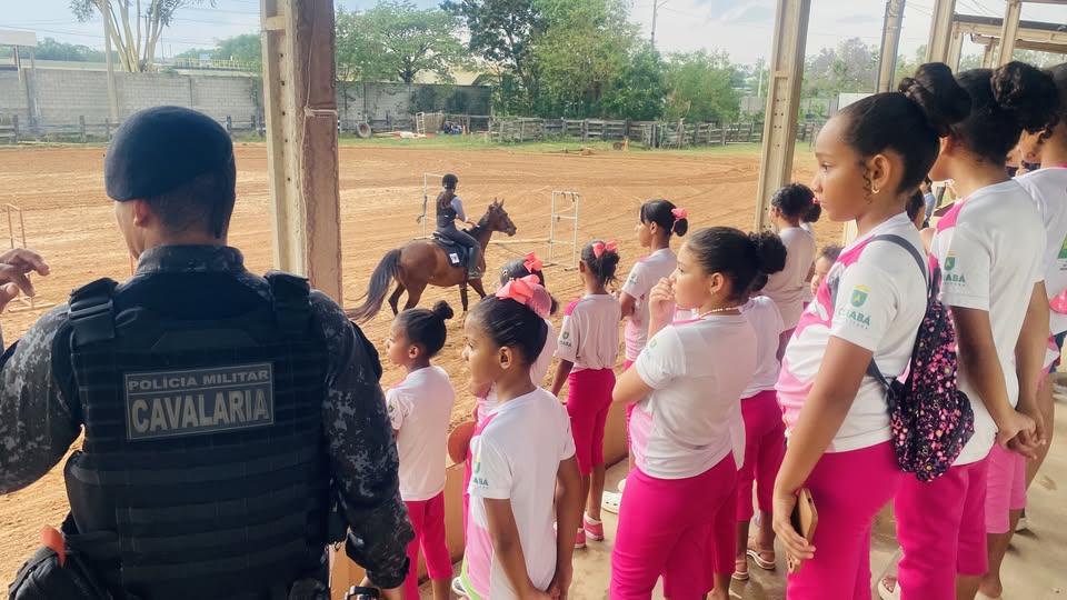 Afeto e aprendizado: Meninas do Programa Siminina vivem dia especial na Cavalaria da PM