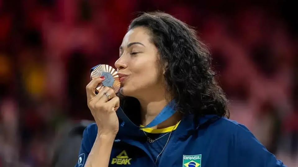 CAMINHO DO ESPORTE: Medalhista olímpica do vôlei, Carolana revela diagnóstico de câncer