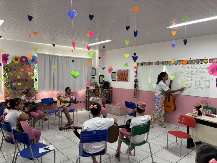 Simininas aprendem Libras e violão em aulas que unem música e inclusão