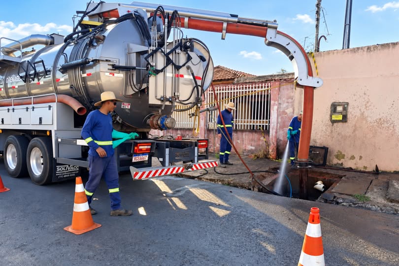 Obras e Defesa Civil reforçam limpeza de drenagem em pontos com risco de alagamento em Cuiabá
