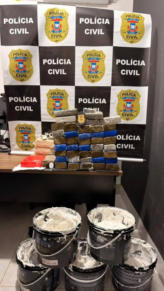 COMBATE AO TRÁFICO: Polícia Civil prende casal e apreende 44 tabletes de drogas escondidas em baldes de argamassa