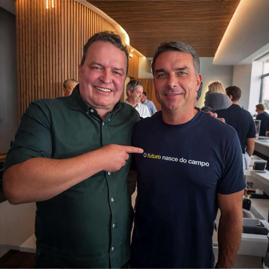Max Russi lidera coletiva de imprensa em apoio a Flávio Bolsonaro