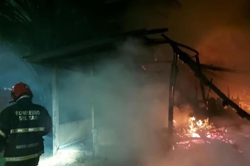 AÇÃO RÁPIDA: Corpo de Bombeiros extingue incêndio em uma residência em Colniza