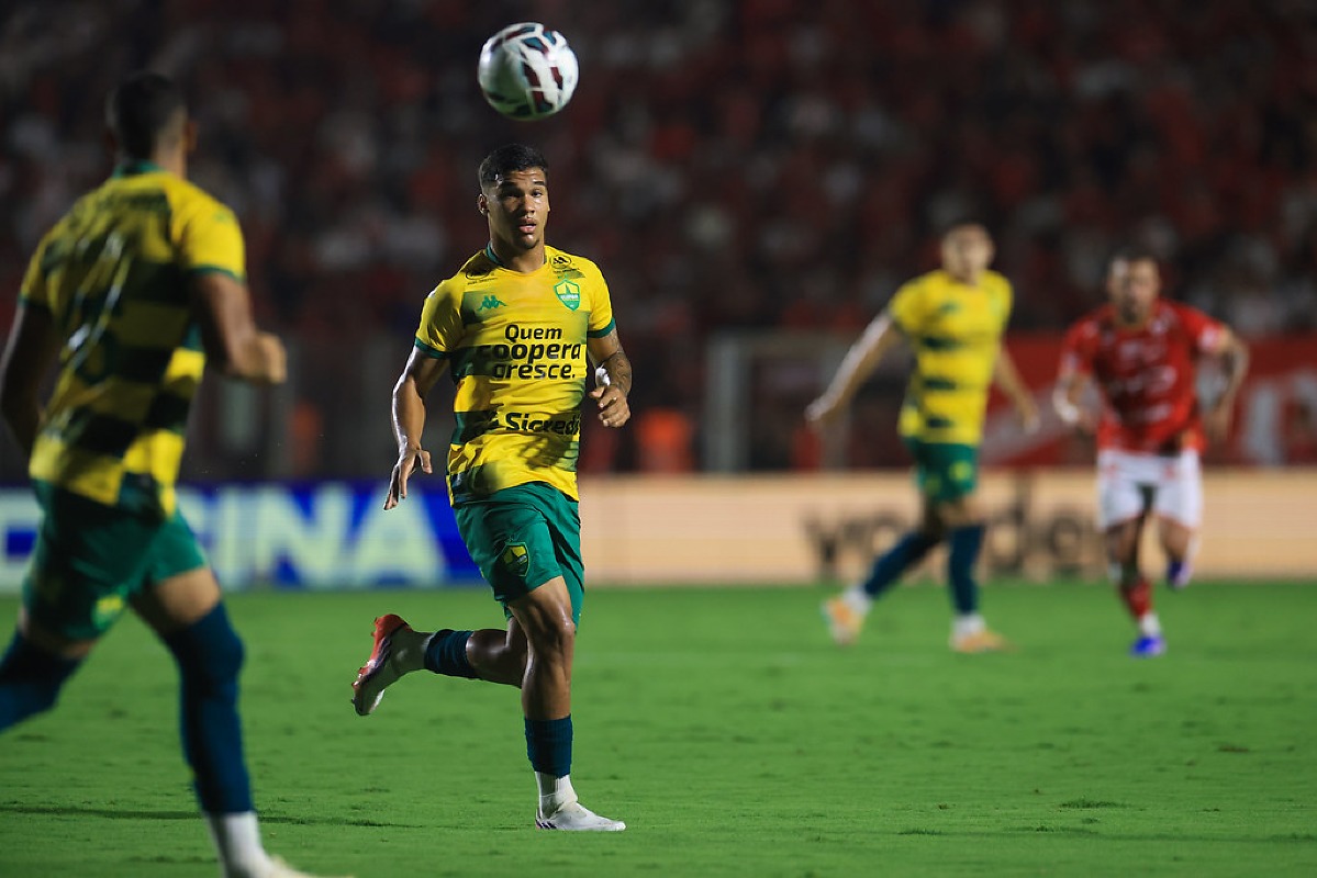 Eduardo Barros valoriza empate do Cuiabá com Vila Nova e convoca torcida para "final" contra o Avaí