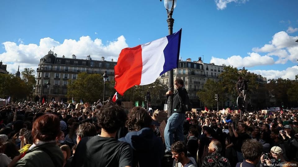 Estudantes ampliam protestos e pressionam governo francês