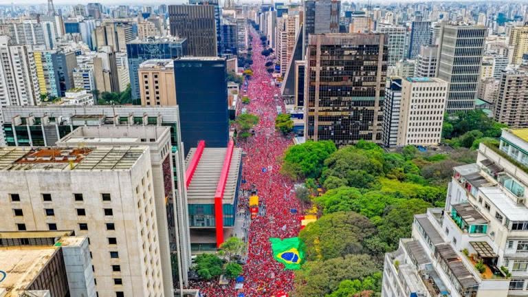 Lula reúne multidão em ato histórico na Paulista e convoca virada no 2º turno