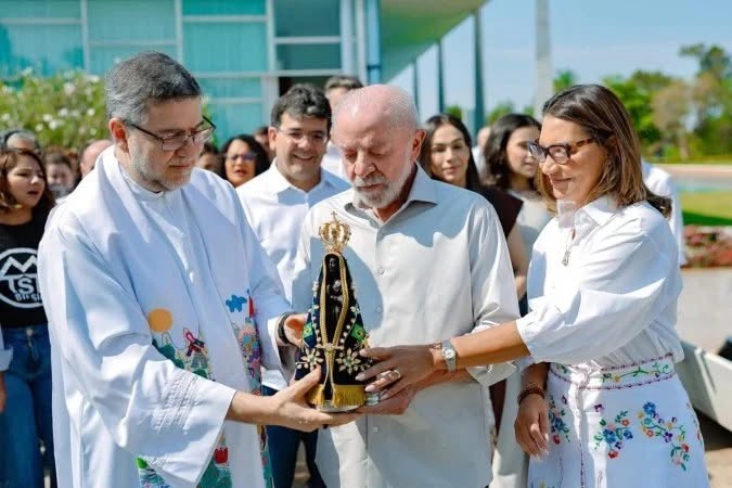 Lula assiste a missa por Nossa Senhora Aparecida no Alvorada