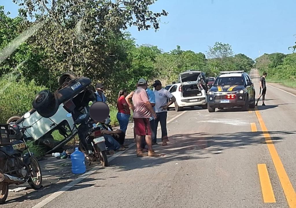 Corpo de Bombeiros socorre vítima de capotamento na BR-070, em Cáceres