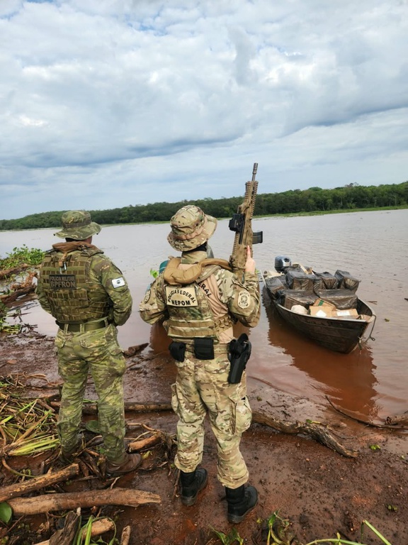 PF apreende barco com cigarros e agrotóxicos contrabandeados em Guaíra/PR