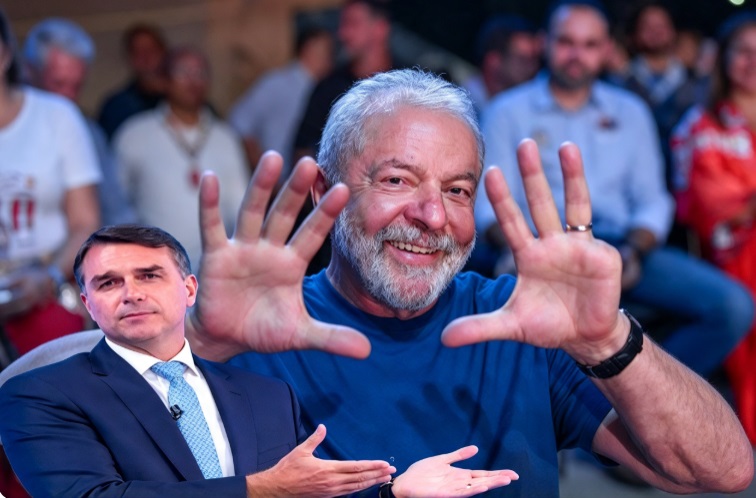 A DESCRIMINAÇÃO DO FACISTA: A grosseria de Flávio Bolsonaro com o "9 dedos"