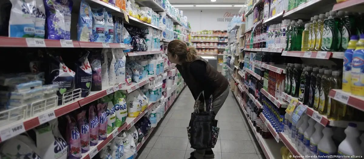 Sob Milei, renda de 2 em cada 3 argentinos não chega ao fim do mês