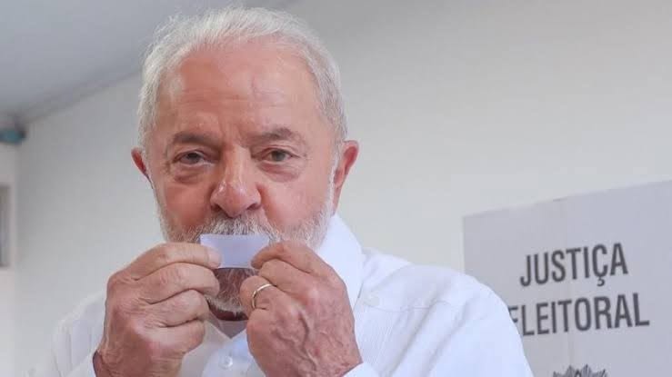 Com virada inédita, Lula é reeleito para o 4º mandato como presidente do Brasil