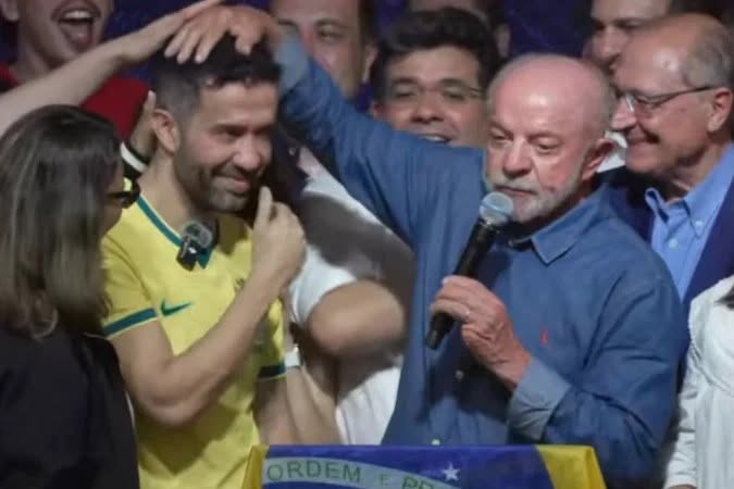 Lula agradece Janones por mobilização digital e promete regular big techs