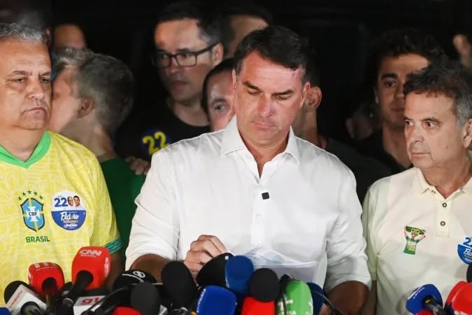Flávio recua e agora se diz "líder do Brasil", em vez de "presidente eleito"