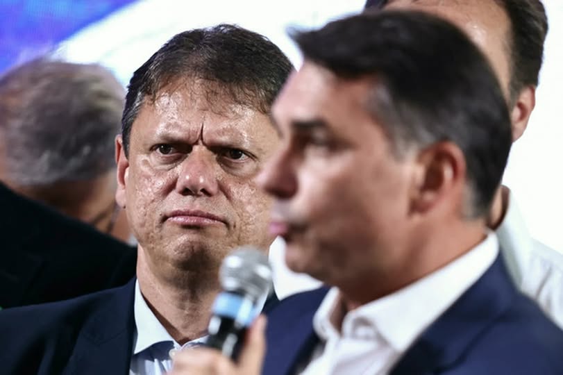 Após carta golpista, Tarcísio se afasta ainda mais de Flávio: “A eleição acabou”