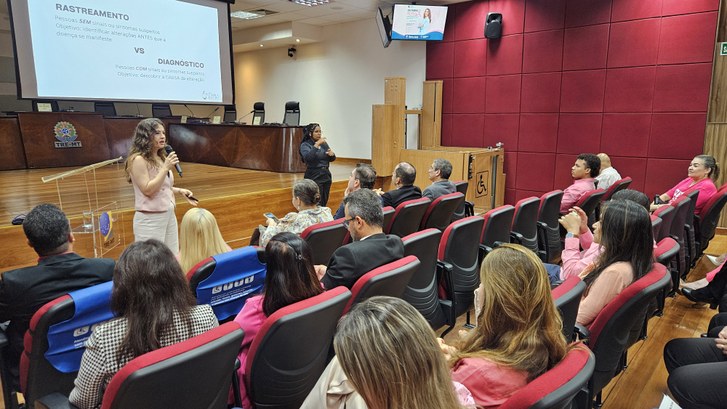 Palestra incentiva prevenção ao câncer de mama e câncer de colo de útero