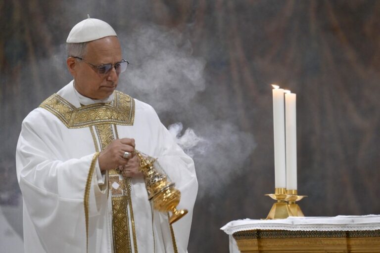 NOVO PAPA LEÃO XIV; Em sua primeira missa, novo papa lamenta declínio da fé “em favor do dinheiro”
