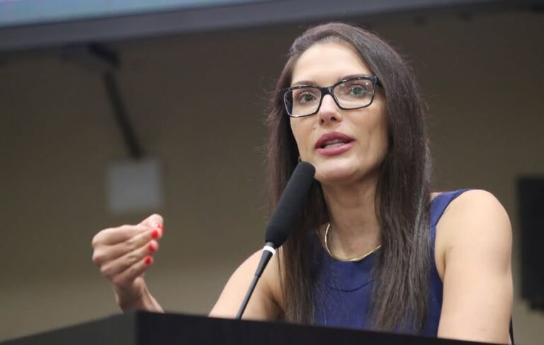 Deputada cobra do Governo explicações sobre atrasos no pagamento de profissionais da saúde em MT