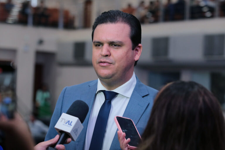 Deputado Thiago anuncia edital para retomada de obras paralisadas e construção de creches